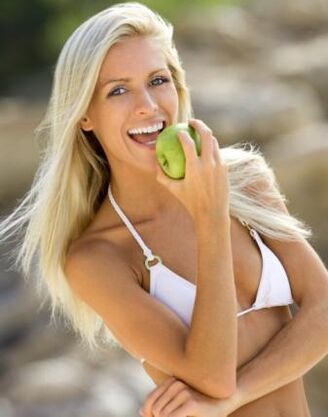dievča zje jablko na chudnutie o 10 kg za mesiac